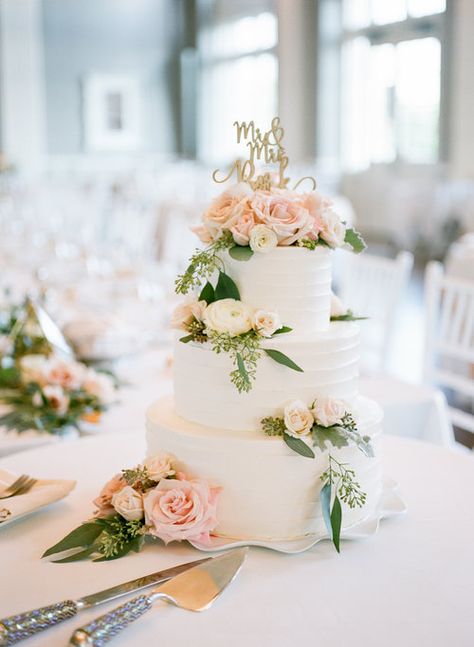 Neutral Wedding Cake, Wedding Cake Neutral, Wedding Cake Pink Flowers, Wedding Cake With Flowers, Twilight Wedding, Beach Club Wedding, Cake With Flowers, Yacht Wedding, 2025 Wedding