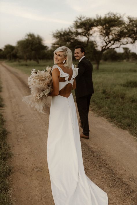 Nina Buys Lunikhy Bushveld Wedding Bosveld Troue, Bushveld Wedding, Plaas Troue, Bush Wedding, Small Yellow Flowers, 2025 Wedding, Safari Style, Wedding Venue Ideas, Micro Wedding