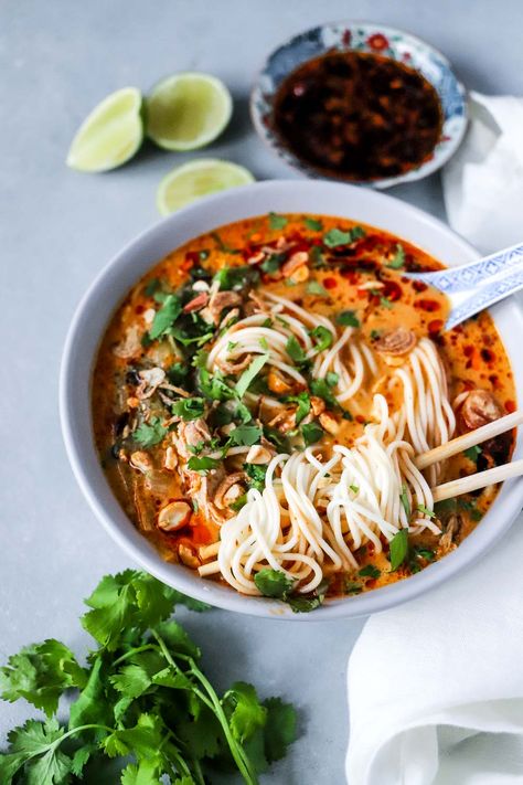 Thai chicken khao soi (coconut curry noodle soup) recipe Vermicelli Noodles Recipes Soup, Thai Curry Noodle Soup, Thai Noodle Recipes, Pad Thai Soup, Thai Coconut Curry Chicken Soup, Khao Soi Recipe, Chicken Khao Soi, Chicken Red Curry, Thai Chicken Curry Soup