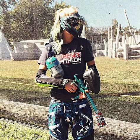 Paintball Photoshoot, Paint Balling Outfit, Paintball Aesthetic, Paintball Outfit, Paintball Girl, Paintballing Outfit, Fortnite Aesthetic, Outdoor Activities For Adults, Png Outfits