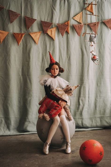 Circus Poses, Circus Photoshoot, Clown Puppet, Twisted Circus, Circus Photography, Circus Fashion, Vintage Circus Party, Circus Aesthetic, Circus Decorations