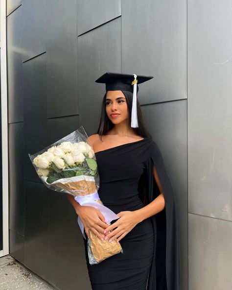 graduated 💐🎓 | Instagram Graduation Ceremony Outfit, Graduation Outfit Ideas, Masters Graduation, College Graduation Photoshoot, College Graduation Pictures Poses, Kostum Halloween, Graduation Look, Grad Outfits, Graduation Cap And Gown