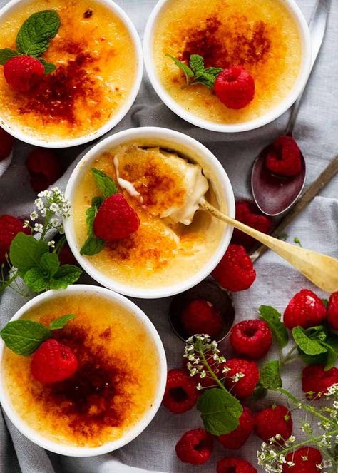 Vanilla Creme Brulee, كريم بروليه, Cream Brulee, Creme Brulee Recipe, Brulee Recipe, Dinner Party Desserts, Custard Desserts, Creme Brûlée, Recipetin Eats