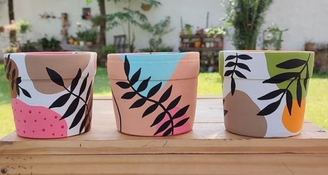 Plant Pot Design, Flower Pot Art, Pot Painting, Plant Pot Diy, Flower Pot Design, Painted Pots Diy, Painted Plant Pots, Painted Clay Pots, Boho Painting