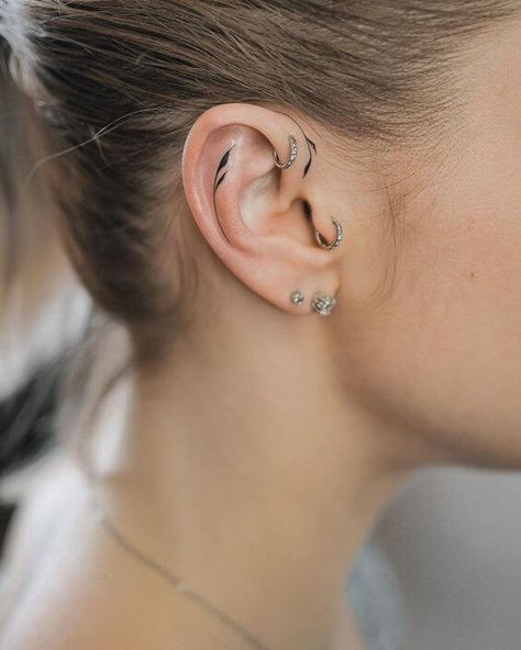 25 Sensuous Inner Ear Tattoos That Are Low-key Gorgeous Tragus Tattoo, Inner Ear Tattoo, Behind Ear Tattoos, Ear Tattoos, Inner Ear, Makijaż Smokey Eye, Discreet Tattoos, Subtle Tattoos, Elegant Tattoos