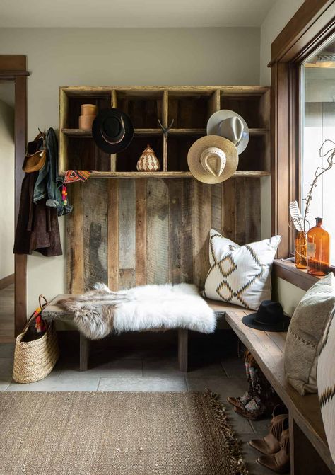 Modern Ski Home, Mountain House Interior, Rustic Entry, Mudroom Remodel, Living Room Decor Rustic, Mudroom Design, Foyer Design, Colorado Mountain, Hall Design