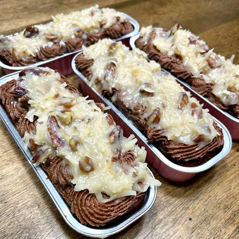 Mini Loaf Tin Recipes, Mini Loaf Pan Recipes Christmas Gifts, German Chocolate Mini Cakes, Mini Cake Loaf Recipes, Mini Cakes In Tins, Mini Loaf Pan Recipes Dessert, Mini Cake Tins Ideas, Mini Cake Pan Ideas Christmas, Halloween Mini Loaf Cakes