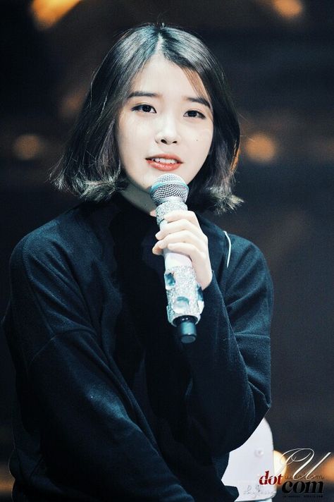 IU holding mic Poses With Mic, Mic Holding Pose, Holding Mic Reference, Ava Rp, Painting Model, Acting Classes, Reference For Art, Iu Hair, Dance Sing