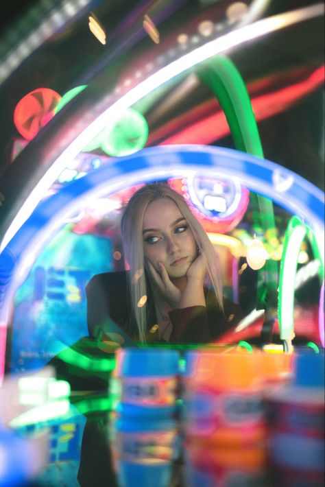 Arcade Fashion, Arcade Photoshoot, Photo Editing Styles, Neon Photoshoot, Retro Photoshoot, Fun Photoshoot, Pics Ideas, Graduation Photoshoot, Retro Arcade