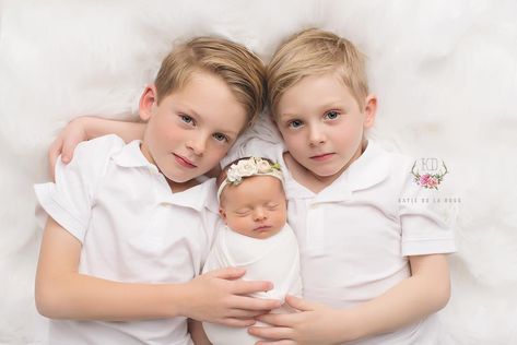 Newborn With 2 Siblings Photography, Newborn Baby Photography With Siblings, Brother Photo Ideas, Big Brother Little Sister Pictures, 2 Brothers 1 Sister Pictures, Newborn Sister And Big Brother Pictures, Big Brothers And Little Sister Pictures, Brothers Newborn Photo Shoot, Sibling Newborn Pictures 3 Kids