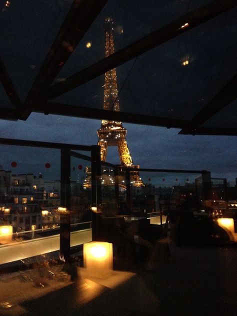 Restaurant With View, Eiffel Tower France, Aesthetic Restaurant, French Girl Aesthetic, Paris Dream, Restaurant Paris, Super Rich Kids, Paris At Night, Night Vibes