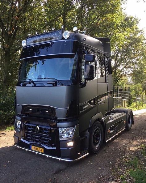 GLOBAL TRUCKS & BUSES◾ on Instagram: “R E N A U L T . . . #eurotruck #renault #trucksofinstagram #camiones #globaltruckbus #renaulttrucks #instatruck #trucker #truckfotografie…” Renault Truck, Truck Store, Custom Canopy, Road Train, Volvo Trucks, Big Rig Trucks, Truck Design, Low Rider, Truck And Trailer