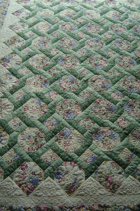 Knot Quilt, Celtic Knot Work, Celtic Quilt, Country Quilts, Patch Aplique, Green Quilt, Quilting Studio, Quilting Tips, Garden Trellis