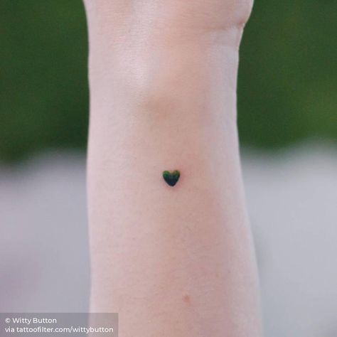 Minimalist heart tattoo on the wrist. Minimalist Heart Tattoo, Hand Heart Tattoo, Realistic Heart Tattoo, Tattoo On The Wrist, Button Tags, Japanese Tattoo Women, Delicate Flower Tattoo, Heart Minimalist, Incredible Wallpaper