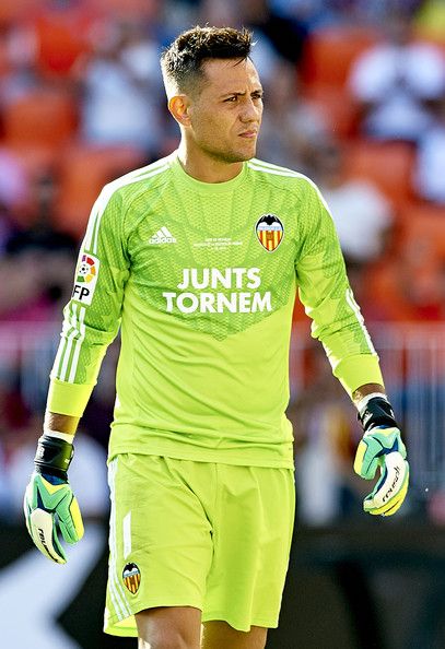 Valencia goalkeeper Diego Alves in 2014. Diego Alves, Super League, Football Club, Valencia, Sports Jersey, Football, Adidas, Sports, American Football