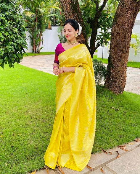 Lemon Yellow Saree, Yellow Saree For Haldi, Outfit Color Combos, Pink Saree Blouse, Saree Color Combinations, Haldi Dress, Saree Blouse Styles, Haldi Outfit, Indian Outfits Lehenga