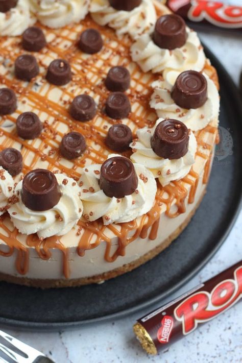 Rolo Cheesecake, Milkshake Ideas, Caramel Cheesecake Recipes, No Bake Chocolate Cake, Chocolate Easter Cake, Delicious Cheesecake Recipes, Janes Patisserie, Baked Caramel, Yummy Desserts Easy