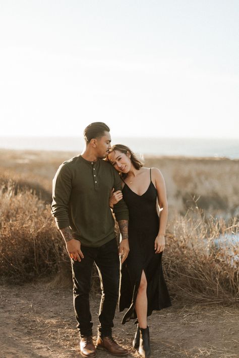 Anniversary Photo Outfits, Couple Wearing Black Outfits, Black And Brown Engagement Outfits, Fall Outfits Couple Pictures, Couple Outfits Ideas Photoshoot, Black Dress Photoshoot Ideas Couple, Couples Outfit Inspiration, Black And Green Couple Outfit, Holiday Picture Outfits Couple