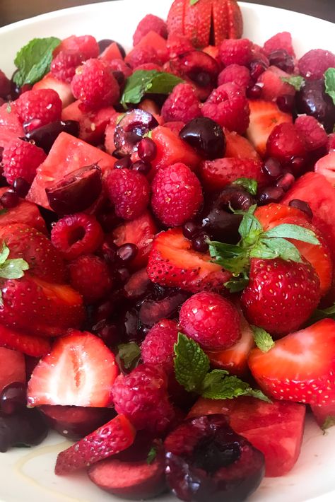 Strawberry Pomegranate Salad, Valentines Fruit Salad, Healthy Fruit Salad Clean Eating, Red Fruit Salad, Pomegranate Fruit Salad, Fruit Salads For Parties, Watermelon Fruit Salad, Cherry Salad, Fruit Detox