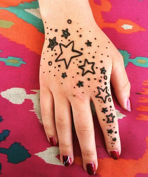 Sometimes we just want some simple stars. #artwithanndell #artwithanndellhenna #hennabooth #hennamom #hennaartist #hennaart #hennahands #mehndi #mehndiart #henna #hennaflowers #hennastars Space Henna, Halloween Henna, Henna Easy, Henna Fun, Cool Henna, Henna Doodle, Small Henna Designs, Easy Hand Drawings, Tattoo Star