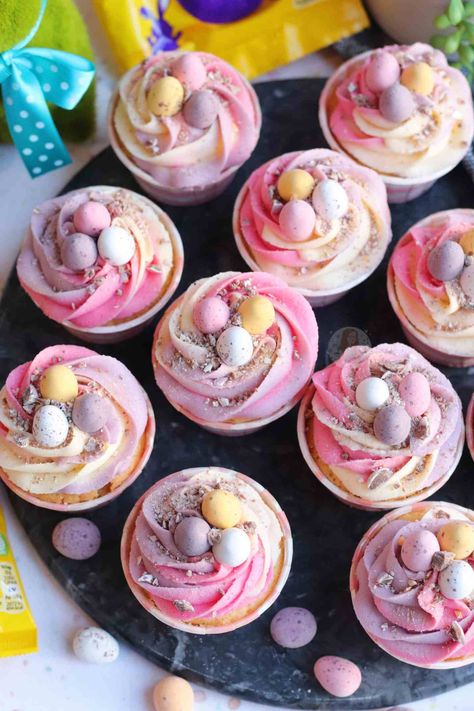 Mini Egg Cupcakes! - Jane's Patisserie Mini Egg Cupcakes, Easter Cupcake Recipes, Baking Easter, Easter Cupcakes Easy, Holiday Desert, Chocolate Easter Cake, Rodjendanske Torte, Easter Cooking, Egg Cupcakes