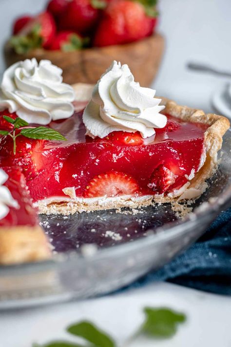 Strawberry Jello Pie is a sweet, fun dessert with buttery pie crust, white chocolate, and Jello filling all topped with fresh strawberries. Fresh Fruit Pie, Strawberry Jello Pie, Pie Photography, Strawberry Cream Cheese Pie, Jello Pie, Graham Cracker Crust Recipe, Bbq Desserts, Buttery Pie Crust, Fresh Strawberry Pie