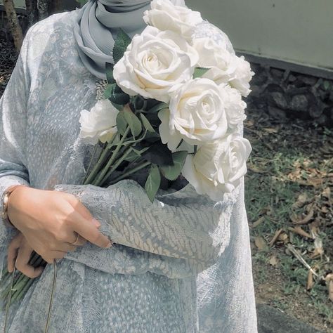 Hijabi With Flowers Aesthetic, Ootd Poses, Muslim Outfits Casual, Hijab Aesthetic, Hijabi Aesthetic, Hijab Ootd, Muslimah Aesthetic, Flower Therapy, Beautiful Bouquet Of Flowers