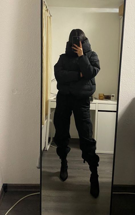 Oversized Puffer Jacket Outfit, Black Puffer Outfit, Puffer Jacket Outfit Black, Amor Hoodie, Black Puffer Jacket Outfit, Cargo Outfits, Black Outfit Winter, Balenciaga Aesthetic, Inspiring Aesthetic