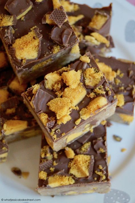 Crunchie Slice Fudge Recipe Condensed Milk, Peanut Butter Slice, Honeycomb Recipe, Janes Patisserie, Easy Biscuit Recipe, Microwave Fudge, Vanilla Fudge, Caramel Bars, Homemade Sweets