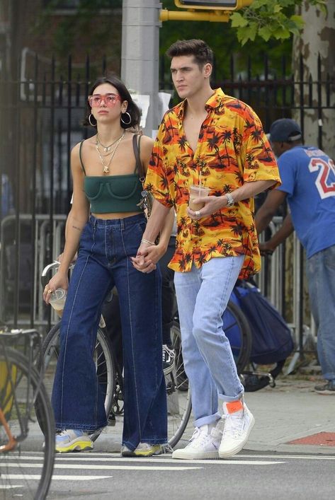 Dua Lipa Casual Outfits, Dua Lipa Casual, Couple Concert Outfits, Dua Lipa Concert, Casual Trendy Outfits, Bella Hadid Outfits, Walk Together, Hold Hands, Kendall Jenner Outfits