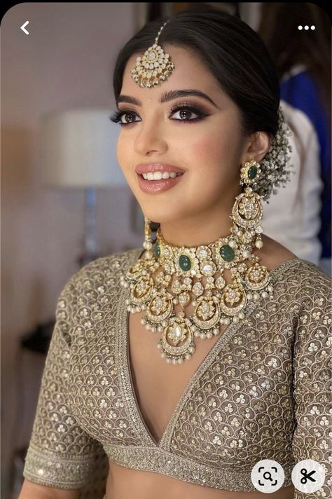 Necklace With V Neck Blouse, Wedding Indian Makeup, Eye Makeup For Indian Wedding, Make Up Looks For Wedding, South Asian Bridal Makeup, Indian Wedding Eye Makeup, Big Eye Makeup Looks, Engagement Makeup Indian, Indian Bridal Bun