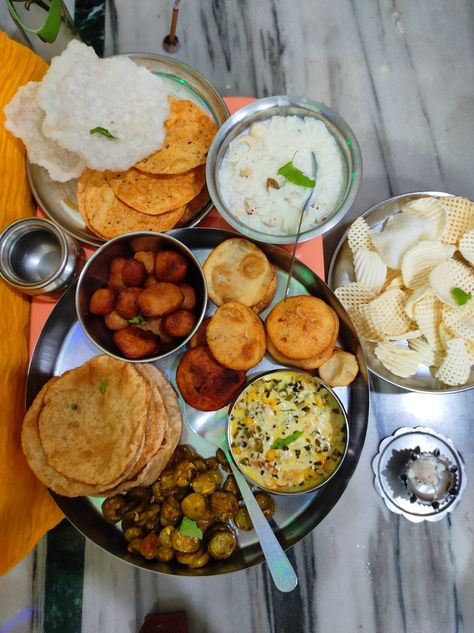 Janmashtami Bhog Thali, Janmashtami Bhog, Bhog Thali, Janmashtami Decoration, Ladoo Gopal, State Foods, Baby Images, Radha Rani, Chana Masala