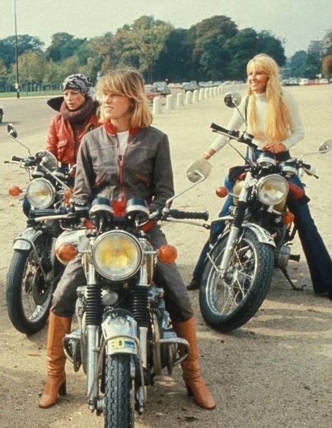 Vintage Motorcycle Photos, Greaser Girl, Girls On Motorcycles, Women On Motorcycles, Cafe Racer Girl, Bike Aesthetic, Ford Galaxy, Motorcycle Aesthetic, Bike Exif