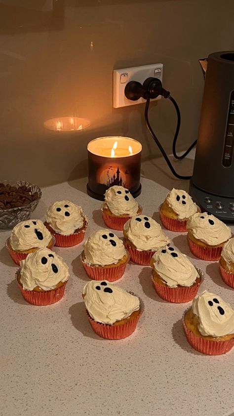 Aesthetic Fall Cupcakes, Halloween Cupcakes Aesthetic, Halloween Snacks Aesthetic, Spooky Cupcakes, Ghost Cupcakes, 21st Bday Ideas, Fall Cupcakes, Halloween Activities For Kids, Pumpkin Spice Season