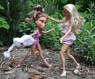 bratz vs barbie Bratz Vs Barbie, Twisted Quotes, Bratz Girls, Baby Bundles, Barbie Dream, Hula Hoop, Circus, Garden Sculpture, Pop Culture