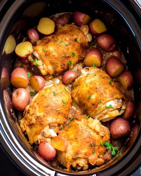 Time and again, this dish proves to be a crowd favorite in our house Show Cooker Chicken Recipes, 4qt Slow Cooker Recipes, Slow Cooker Kip, Cooktop Cove, Creamy Garlic Parmesan Sauce, Slow Cooker Kitchen, Garlic Parmesan Sauce, Chicken And Potatoes, Crockpot Recipe