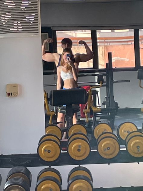 Soft Launch Boyfriend Gym, Couples At The Gym, Gym Couple Aesthetic Faceless, Gym Relationship Goals, Couple Gym Pics, Gym Couple Pictures, Couple Working Out Together, Couples Gym Pictures, Gym Couple Goals