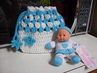 Free Baby, You're a Star Cradle Purse Crochet Pattern -- uses This purse is designed for a 6" doll. The one in the picture was purchased at WalMart in the doll/toy section. Crochet Kids Purse, Purse Crochet Pattern, Doll Bassinet, Purse Patterns Free, Doll Cradle, Purse Crochet, Kids Purse, Crochet Shell Stitch, Crochet Kids