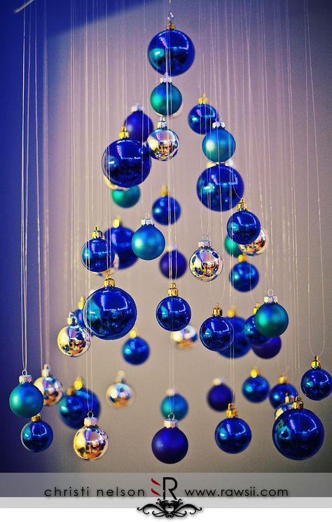 Arbolito de Navidad aereo Blue Christmas Tree Decorations, Decoration Vitrine, Blue Christmas Decor, Alternative Christmas, Blue Christmas Tree, Alternative Christmas Tree, Gold Christmas Decorations, Hanging Christmas Tree, Tree Ideas