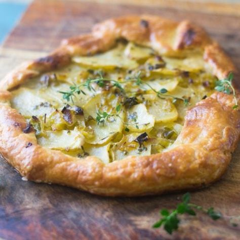 Leek Galette, French Galette, Vegetarian Tart, Romantic Recipes, Mushroom Lady, Leek Tart, French Soup, Potato Leek Soup, Savory Tart