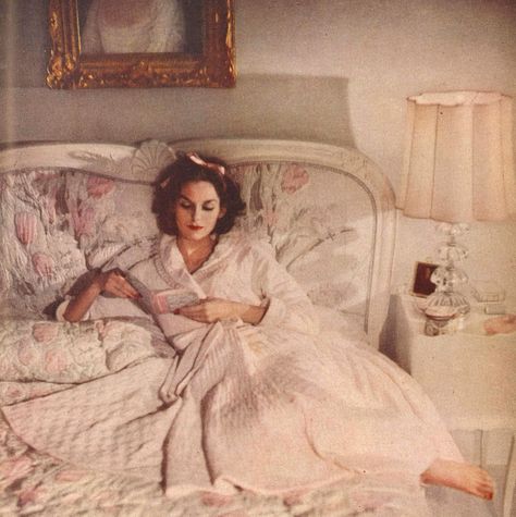 How to dress like it's the 1960s at home. Strawberry Eclair, 1940s Aesthetic, Dress Etiquette, Artist Things, Loose Art, Pretty Bedrooms, Frilly Shorts, Vintage Loungewear, Tea Gown