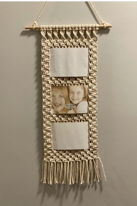 Macrame Picture Frame, Macrame Photo Frame, Frame Macrame, Wall Hanging Photo Frames, Hanging Photo Frame, Photo Wall Hanging, Art Macramé, Macrame Plant Hanger Patterns, Photos Frame