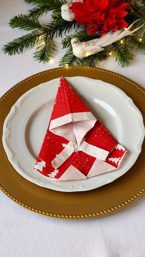 Folding Table Napkins, Christmas Napkin Folding Tutorials, Napkin Origami, Christmas Table Napkins, Folding Napkins, Napkin Folding Tutorial, Christmas Napkin Folding, Paper Napkin Folding, Paper Serviettes