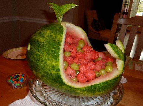 Finalist #2 in the National Watermelon Carving Contest is Jeff W. from Glenview, ILL. Jeff created the carving to fit the whale theme of his son Owen’s 5th birthday party. According to Jeff, it was only his second watermelon carving and “very fun for all of the kids to see & eat!” Check back here … Watermelon Carving Graduation, Watermelon Carving Wedding, Dinosaur Watermelon, Watermelon Carving Easy, Fruit Basket Watermelon, Peacock Baby Shower, Watermelon Baby Carriage, Watermelon Whale, Carved Watermelon