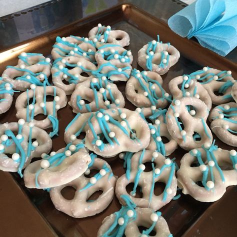 White chocolate covered pretzels #chocolatecoveredpretzel #sipandsee #pretzels #babyshower #itsaboy #white #blue #homemade Royal Blue Pretzel Rods, Blues Clues Pretzel Rods, Blue Pretzel Rods, Blue And White Chocolate Covered Pretzels, Pretzel Sticks Dipped In Chocolate Blue, White Chocolate Covered Pretzels, Beach Birthday Party, Beach Birthday, Chocolate Covered Pretzels