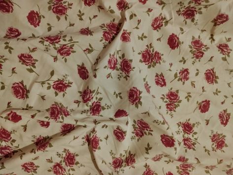 Pink Flower Sheets Aesthetic, Red Coquette Bedroom Aesthetic, Dark Red Bed Sheets, White And Red Bedroom Aesthetic, Red Bed Sheets Aesthetic, Red Floral Bedding, Red Bedding Aesthetic, Cherry Valance Aesthetic, Red And White Bedroom Aesthetic