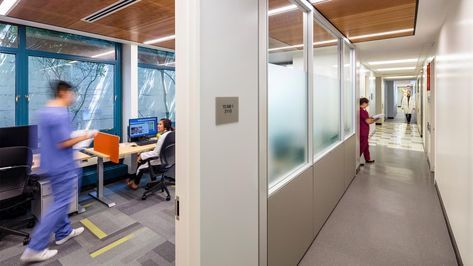 Tang Center Renovation, UC Berkeley - Designed by Noll & Tam Architects - Photography © Kyle Jeffers #nollandtam #architects #architecture #TangCenter #healthcenter #healthcenterdesign #designinspo #officedesign #healthofficedesign Private Office Design, Small Office Design, Office Table Design, Modern Office Space, Office Interior Design Modern, Modern Office Interiors, Corporate Office Design, Office Plan, Office Remodel