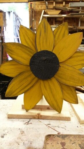 Diy Wooden Sunflower, Wooden Sunflower Pattern, Sunflower Wood Art, Wooden Sunflowers Diy, Pallet Sunflower, Sunflower Wood Crafts, Ceiling Fan Crafts, Wooden Sunflower, Wood Sunflower