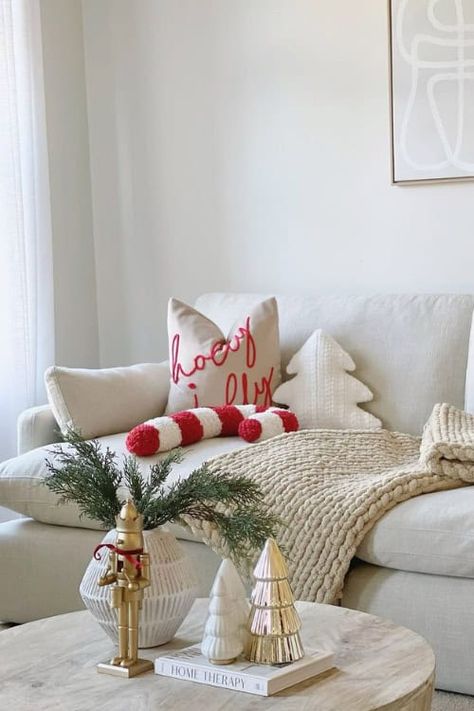 Christmas Sofa Decor, Simple Christmas Decor Ideas, Round Coffee Table Decor, Christmas Tray Decor, Natural Living Room Decor, Best Christmas Decorations, Christmas Sofa, Outdoor Christmas Decoration Ideas, Candle Decorations