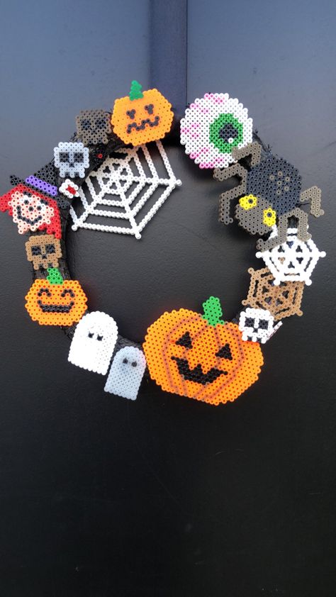 Spraymalet halmkrans og perleplader Pearler Bead Halloween Patterns, Peeler Bead Halloween, Perler Bead Mobile, Pig Perler Bead Patterns, Halloween Hama Beads, Halloween Perler Bead Patterns, Perleplader Ideas, Perler Halloween, Hama Beads Halloween